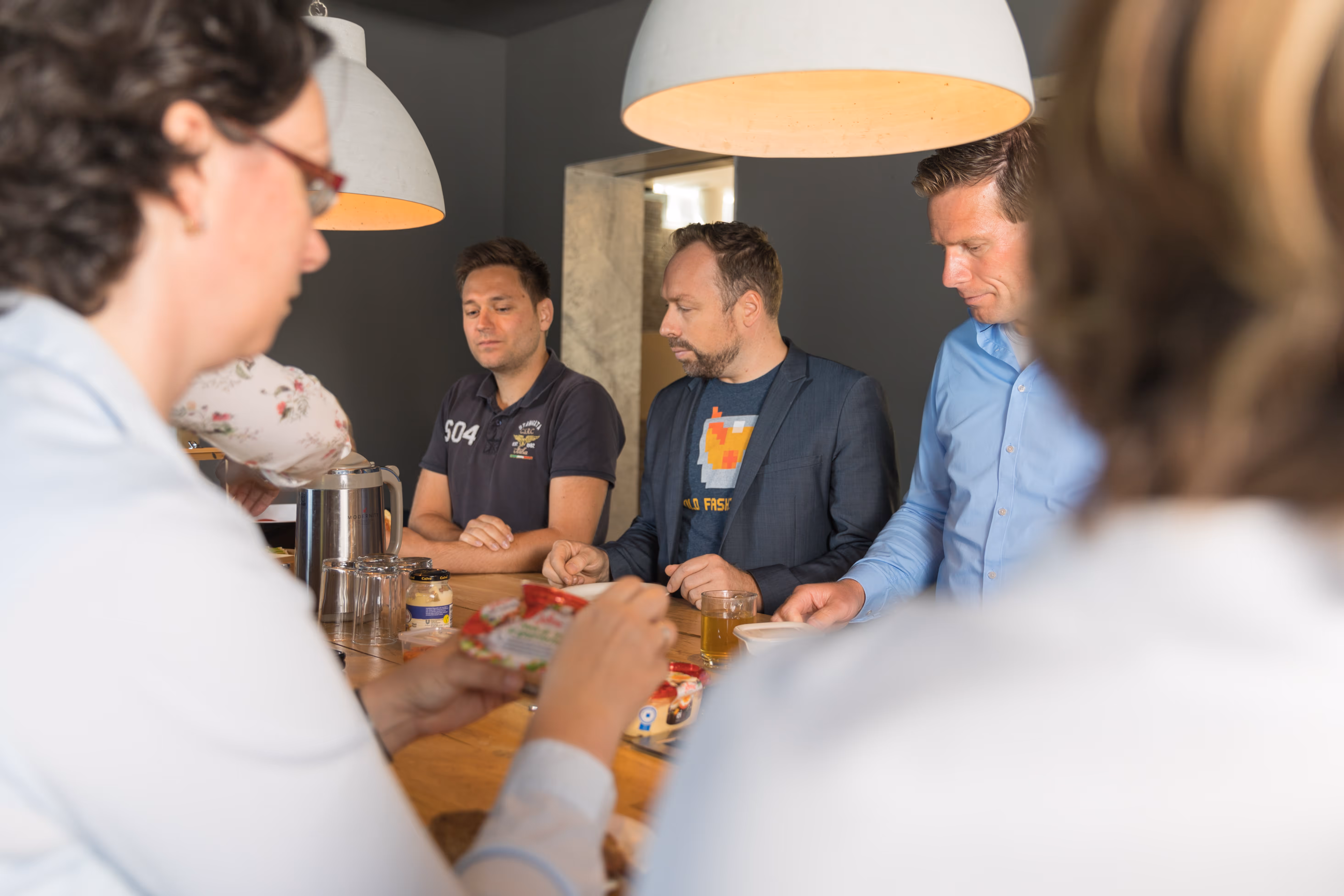 Gezamelijke lunch in de keuken van het bedrijfsverzamelgebouw