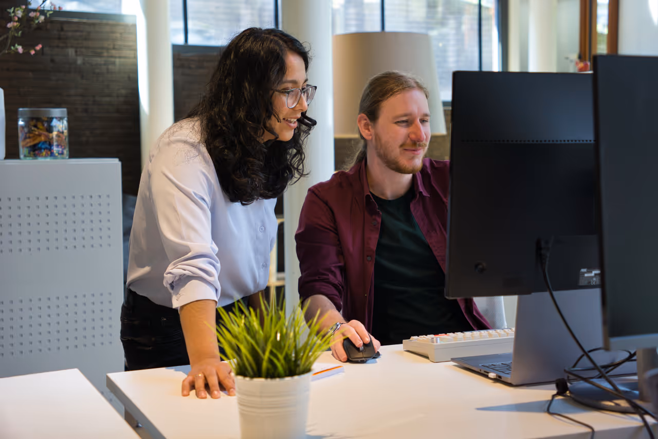 Luc en Estefany samen aan het werk