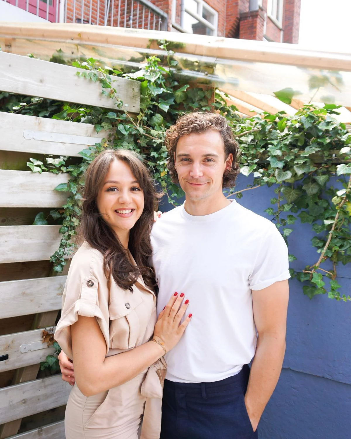 Kimmylee met haar man in de tuin in Middelstum