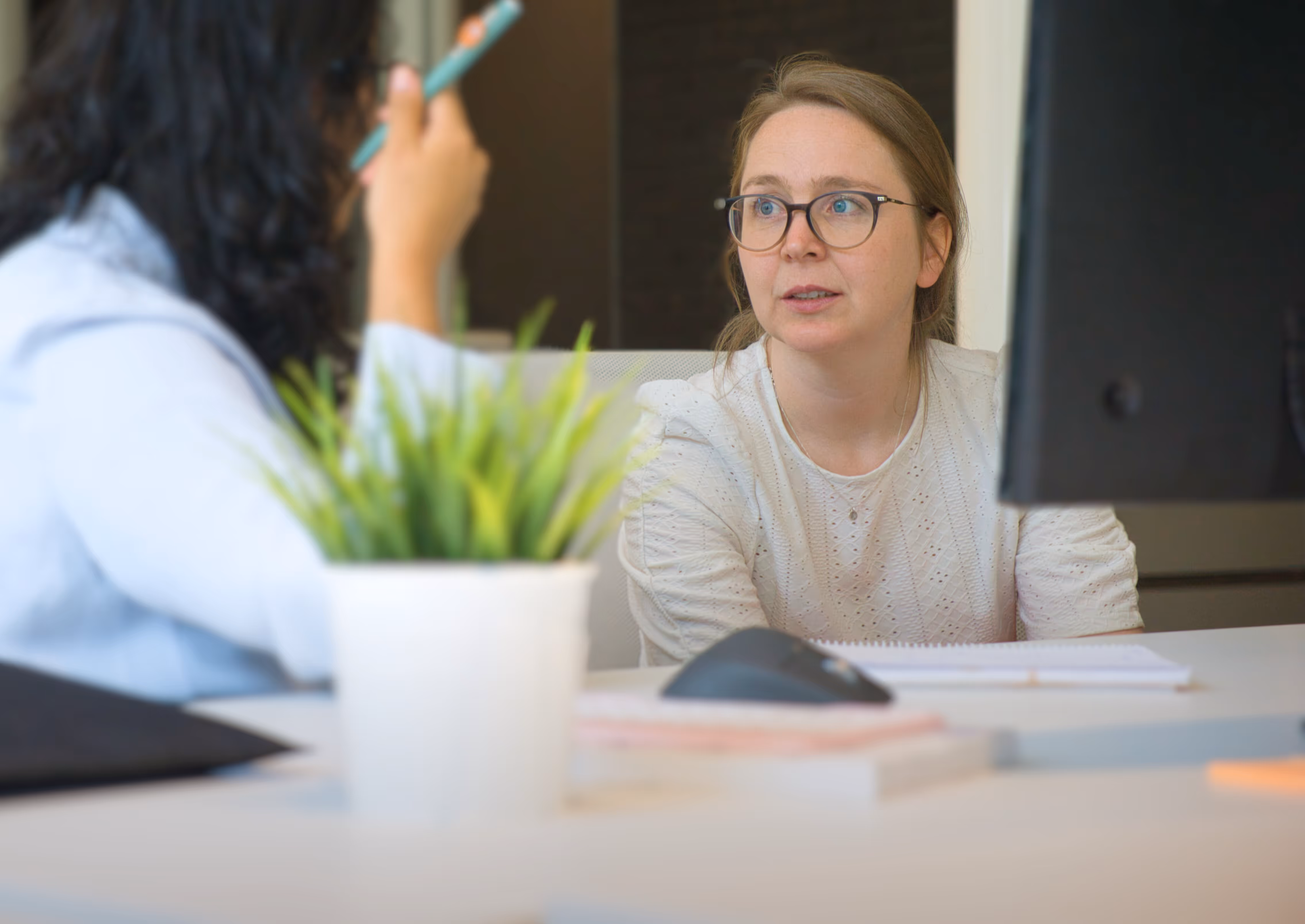 Annet Temmink en Estefany aan het werk
