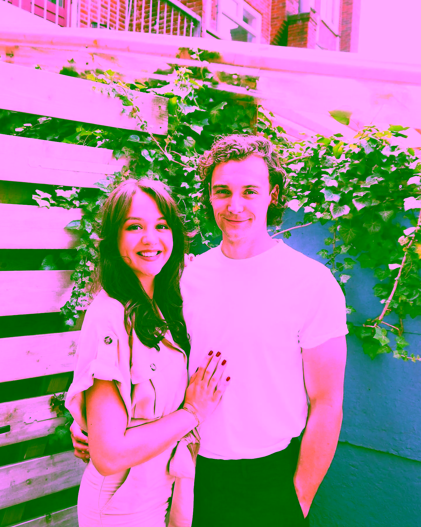 Kimmylee met haar man in de tuin in Middelstum